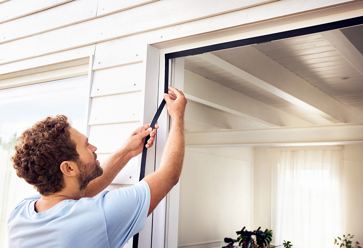 Απεικονίζεται άντρας να στερεώνει τη σήτα.